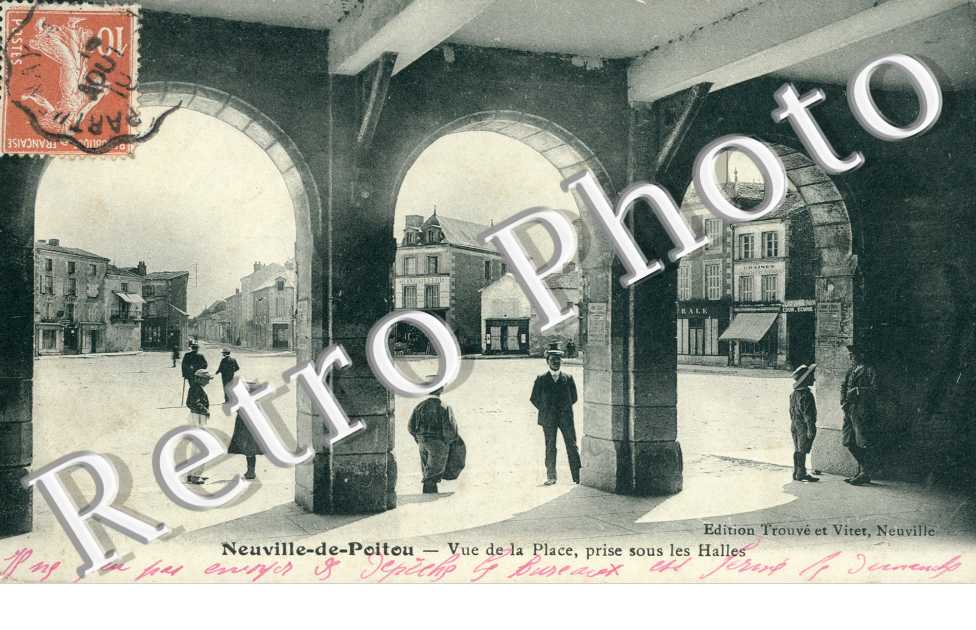 Vue de la Place prise sous les Halles