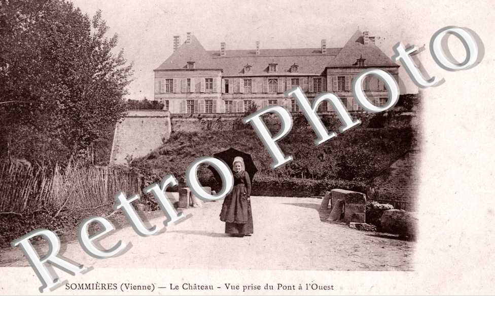 Sommieres, le Chateau, Vue prise du Pont a l'Ouest