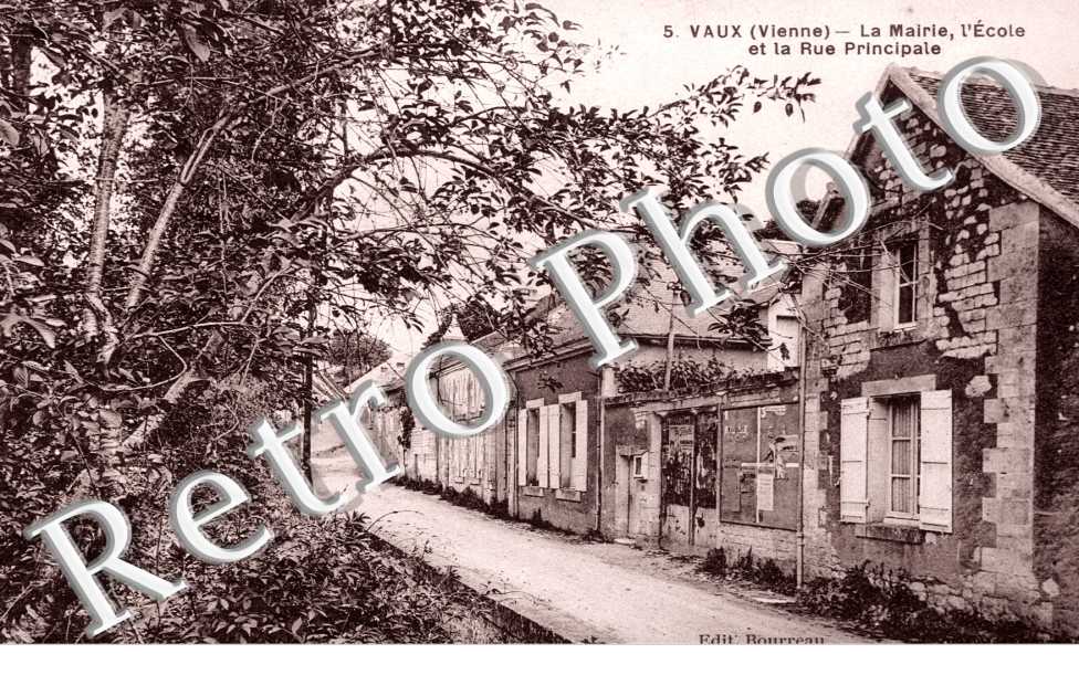 Vaux, la Mairie, l'Ecole et la Rue Principale