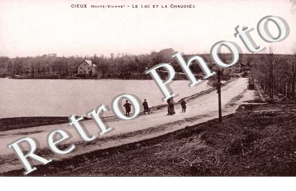 Cieux, le Lac et la Chaussee