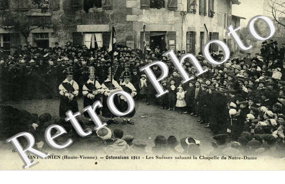 Ostensions 1911  -  Les Suisses saluant la chapelle de Notre-dame