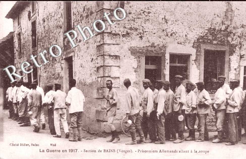 Prisonniers allemands allant a la Soupe