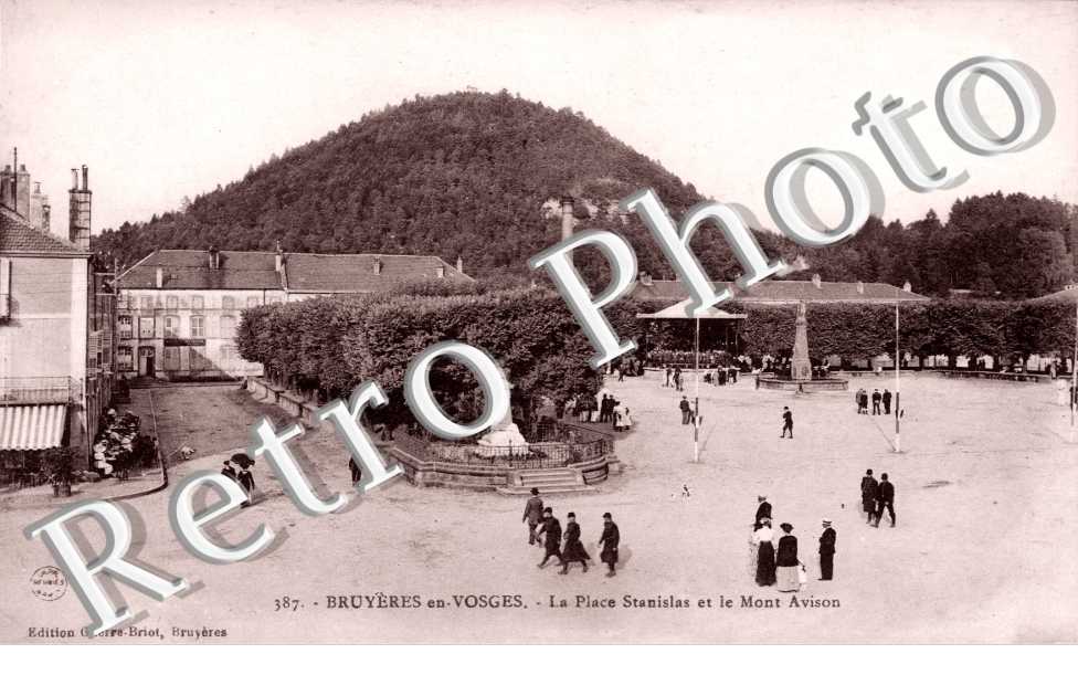 Bruyeres-en-Vosges, la Place Stanislas et le Mont Avison