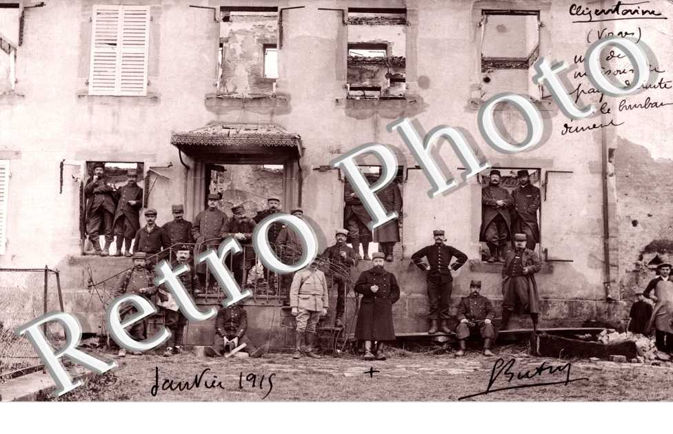 Militaires devant une maison détruite
