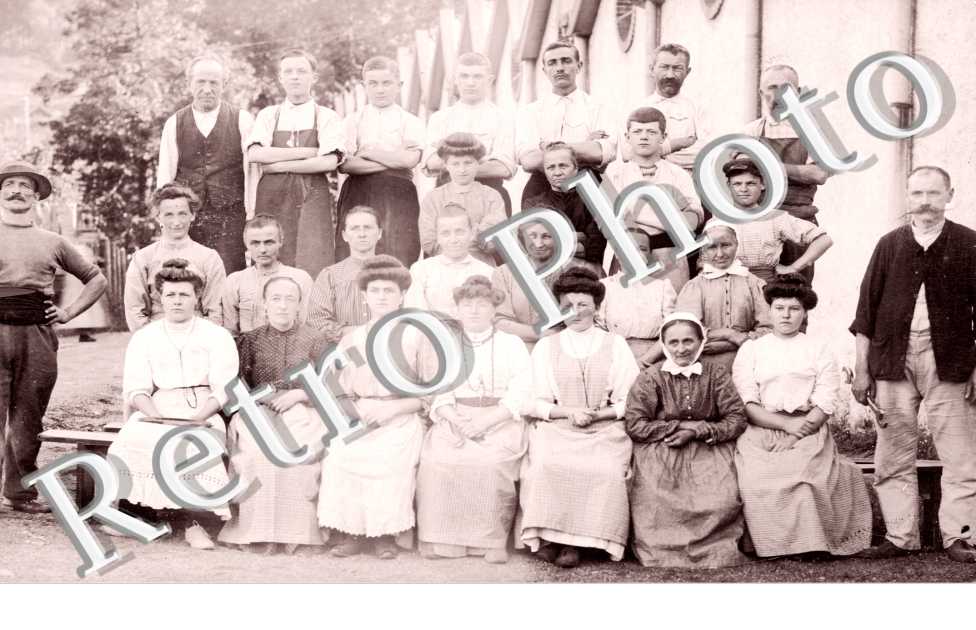 Un groupe d'Hommes et de Femmes
