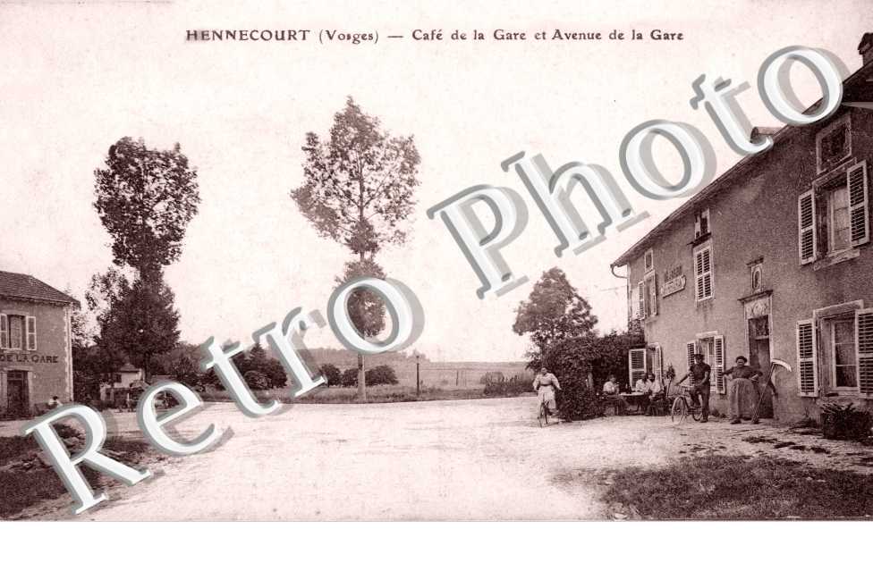 Cafe et Avenue de la Gare