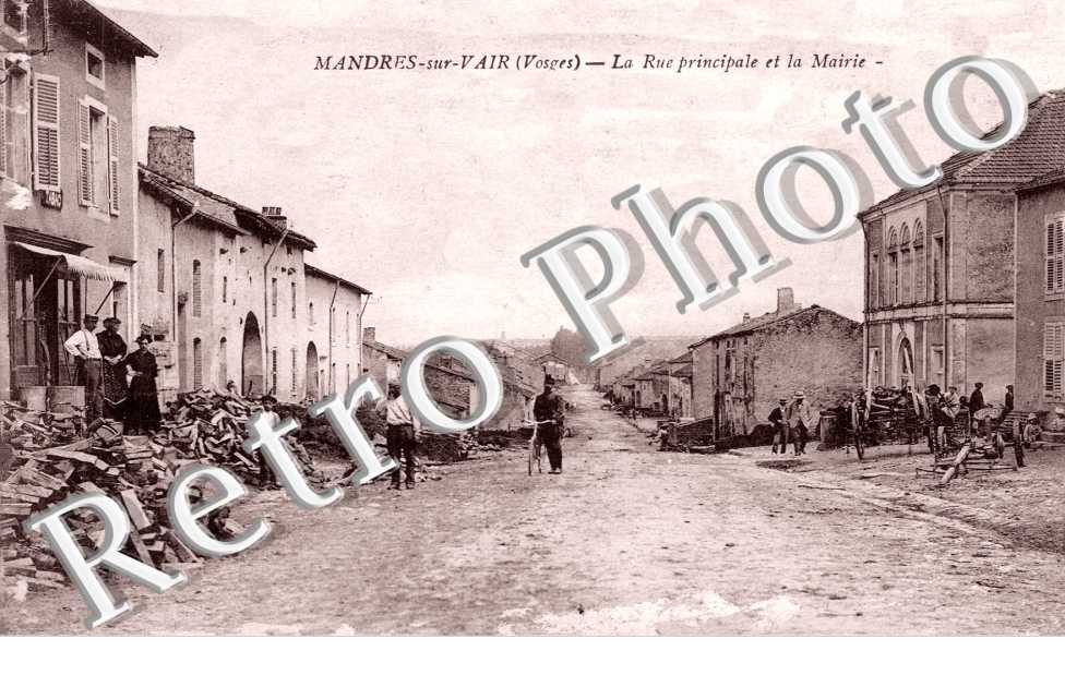 La rue principale et la mairie