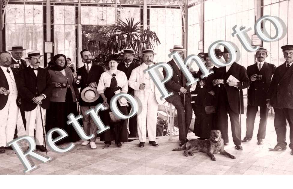 Un groupe d'hommes et de femmes pris en photo