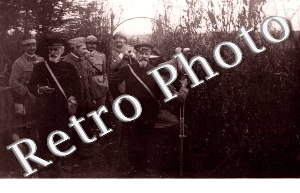 Des hommes en uniformes