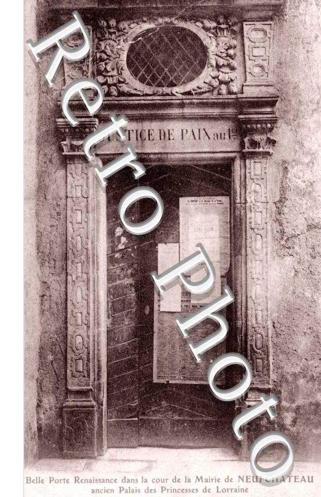 PORTe Renaissance dans la cour de la Mairie