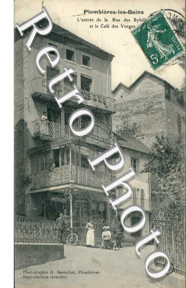 l'Entree de la Rue des Sibylles et le Cafe des Vosges