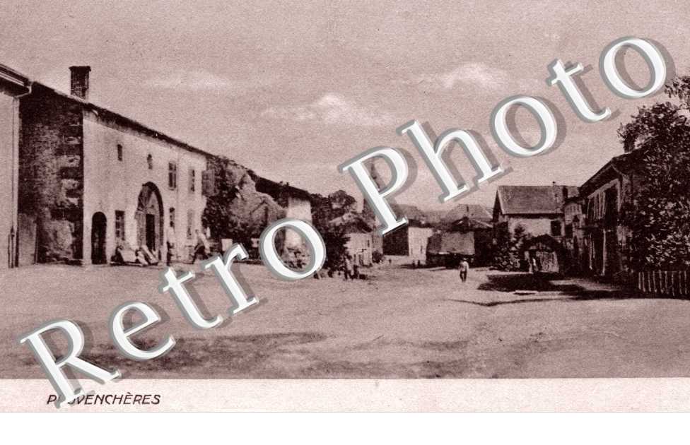 une rue, vue generale, une place