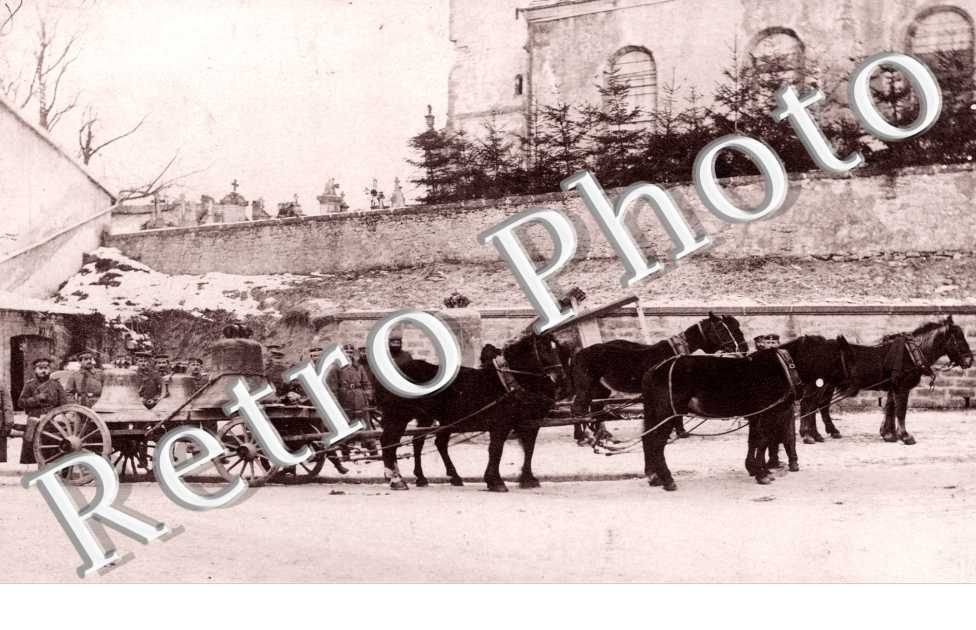 Les Cloches de l'Eglise tires par les chevaux