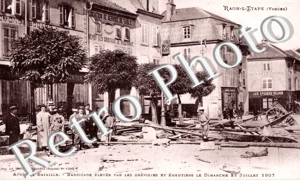 Barricade elevee par les Grevistes et les Emeutiers en juillet 1907