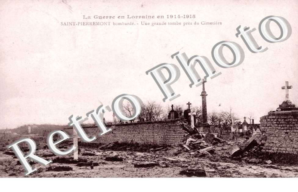 Le Village bombarde et une grande tombe pres du Cimetiere