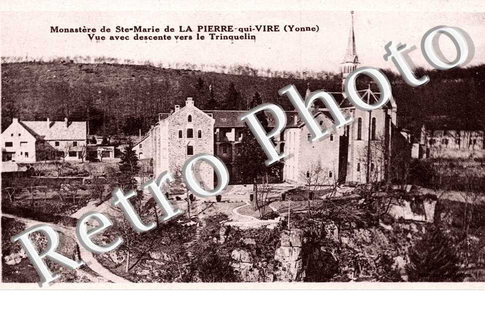 Monastere de Sainte-Marie de la Pierre-qui-Vive vue avec descente vers le Trinquelin