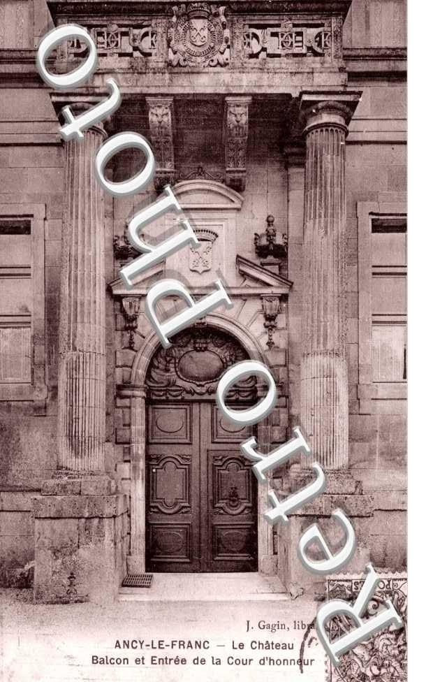 le Chateau - Balcon et Entree de la Cour d'Honneur