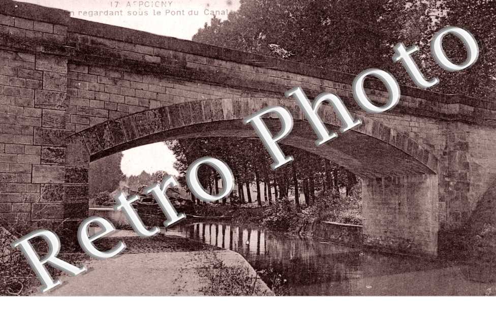 En regardant sous le Pont du Canal