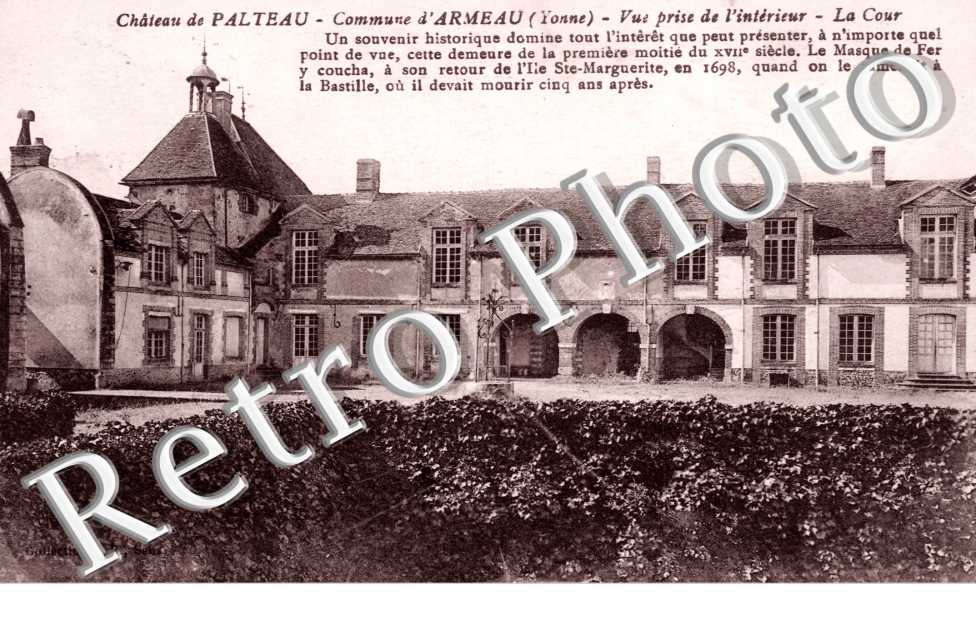 Chateau de Palteau, Vue prise de l'Interieur, la Cour