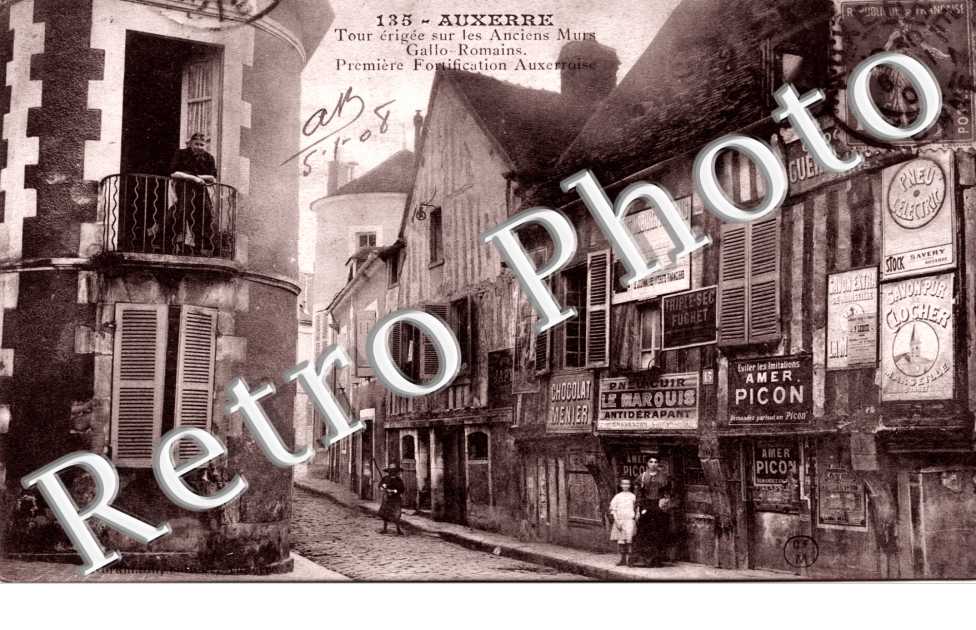 Tour erigee sur les anciens murs gallo Romains