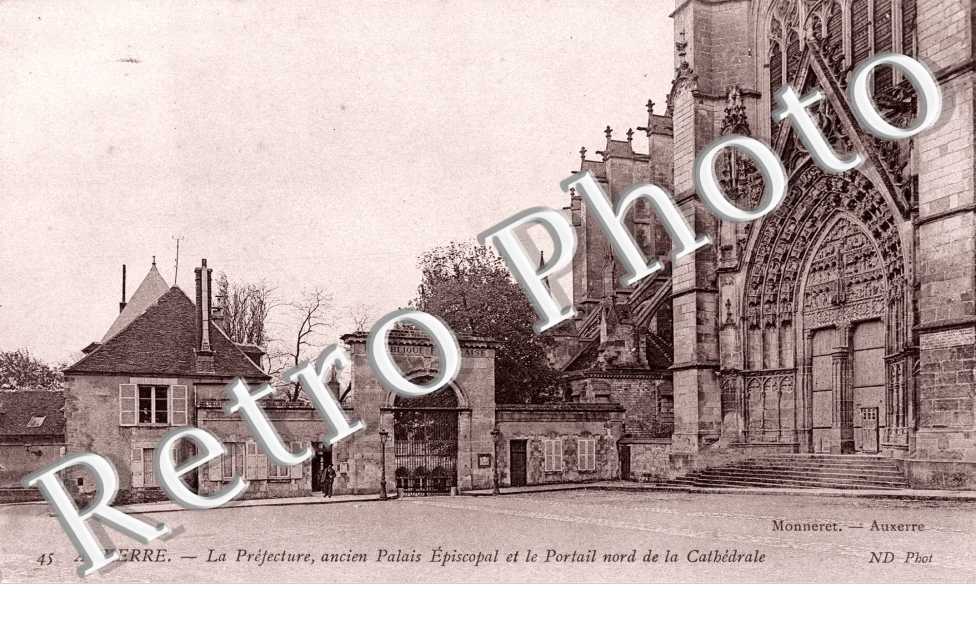 La Prefecture et le Portail Nord de la Cathedrale