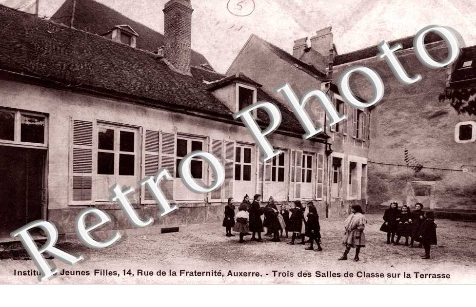 Institut de Jeunes Filles - 14 rue de la Fraternité - Trois des salles de classe
