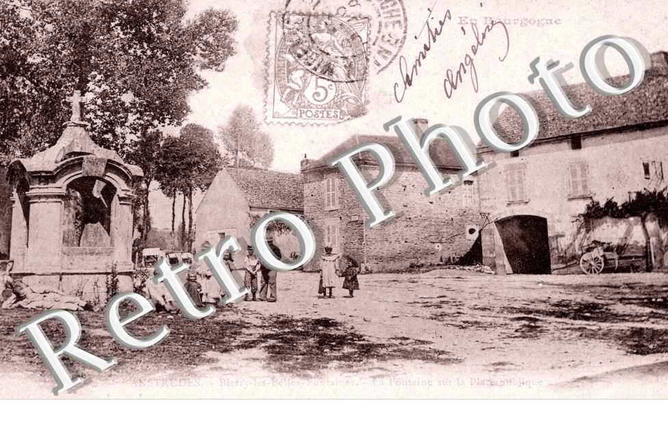 ANSTRUDES La Fontaine sur la Place Publique