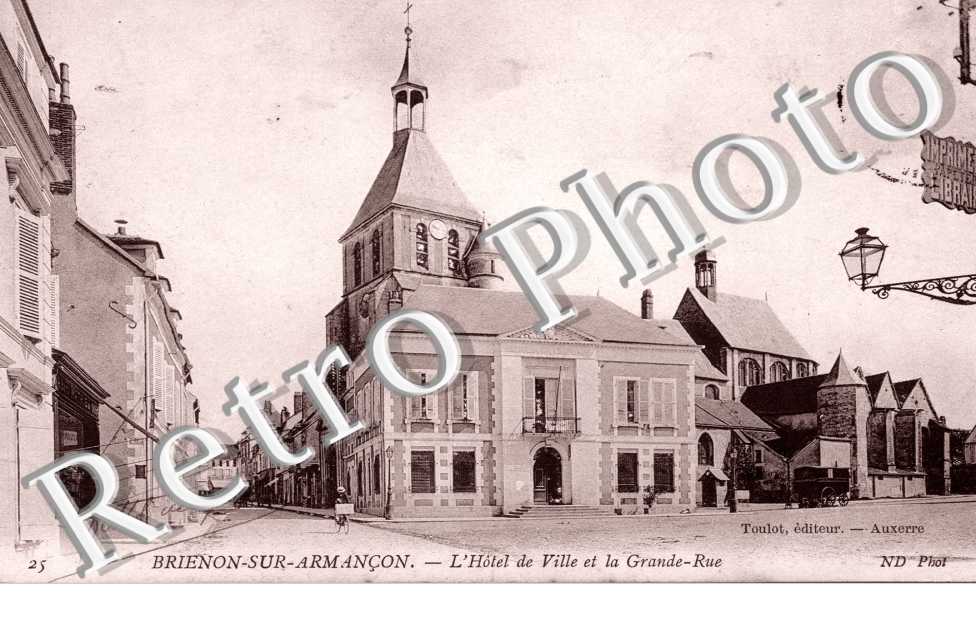 L'Hotel de Ville et la Grande Rue