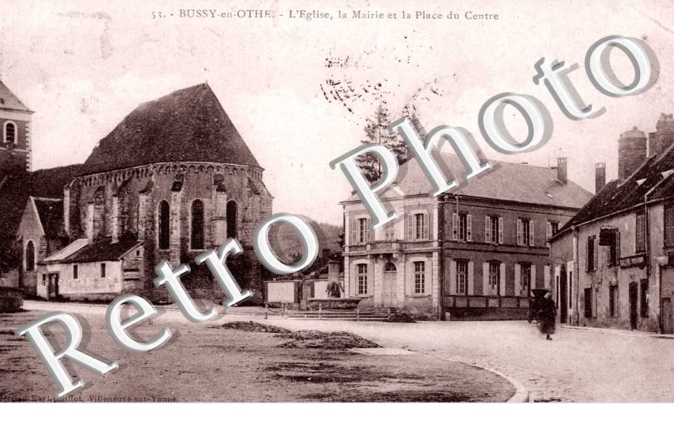 L'Eglise, la Mairie et la Place du Centre
