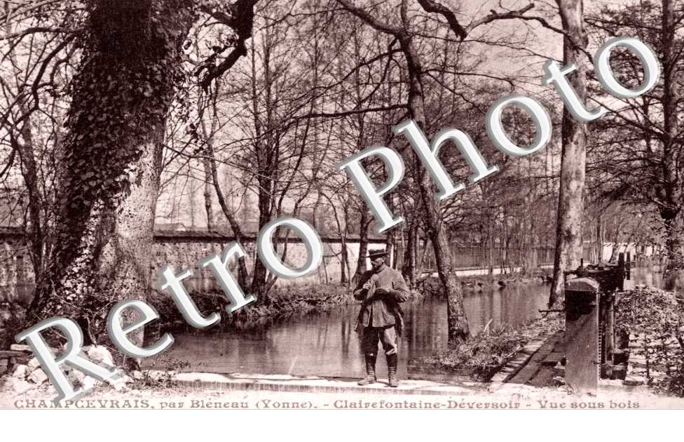 Clairefontaine, Deversoir, Vue sous Bois