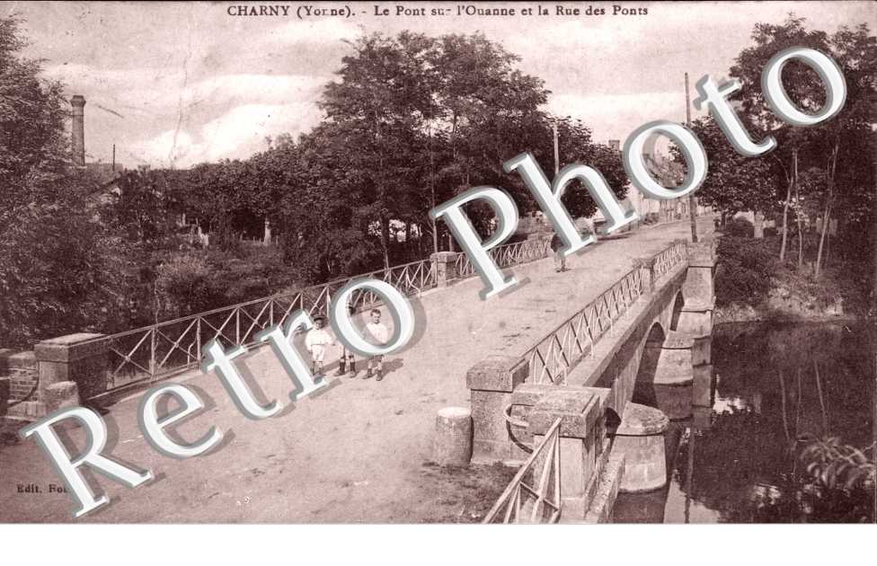 le Pont sur l'Ouanne et la Rue des Ponts