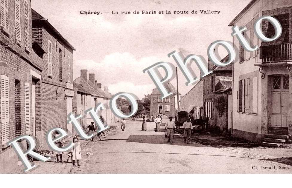 La Rue de Paris et la Route de Vallery