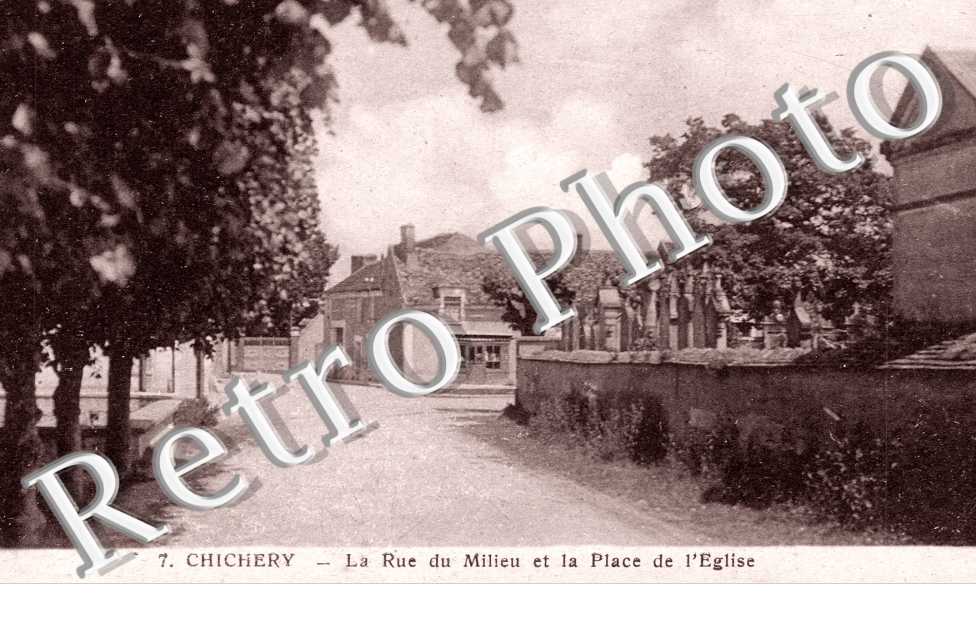 La rue du milieu et la place de l'eglise