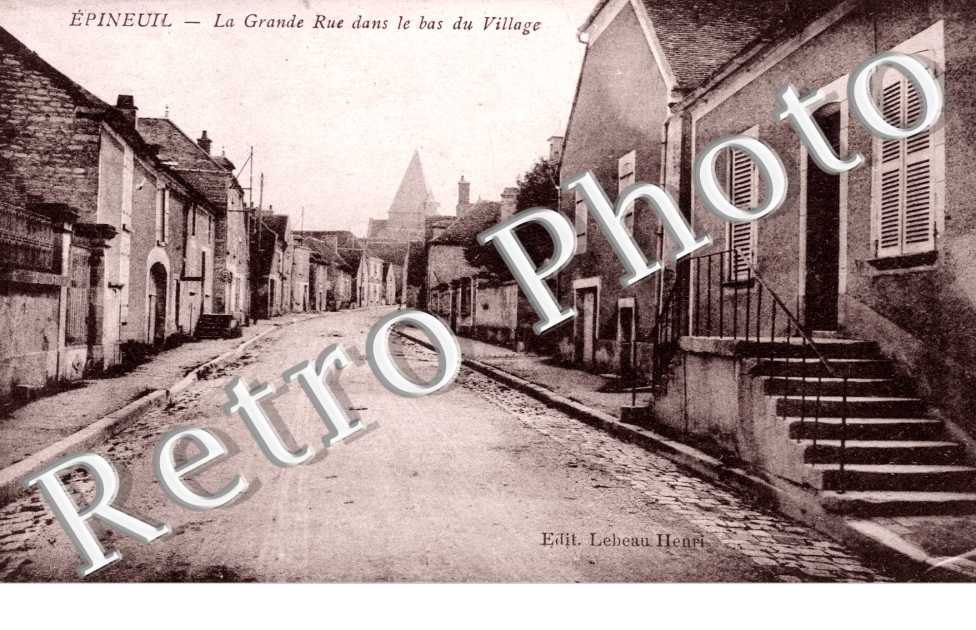La grande rue dans le bas du village