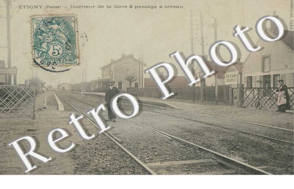 interieur de la gare et passage a niveau