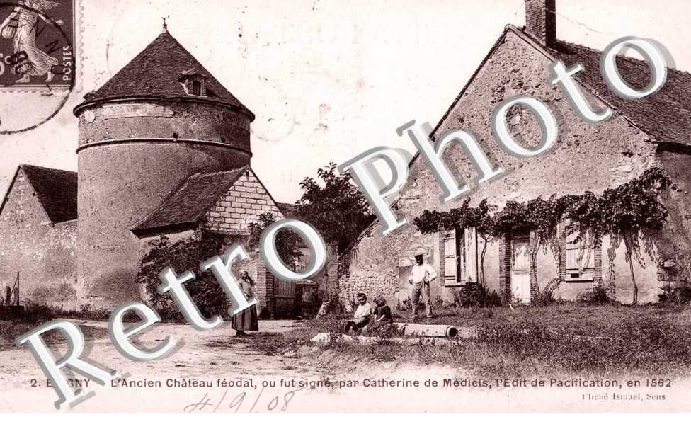 l'Ancien Chateau Feodal ou fut signe par Catherine de Medicis l'Edit de Pacification en 1562