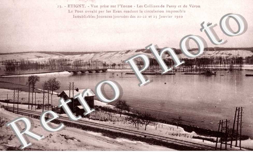 Vue prise sur l'Yonne, les Collines de Passy et de Veron