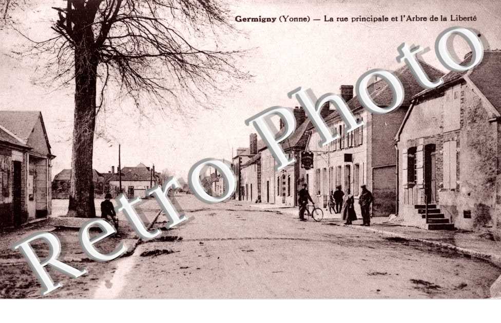 La rue principale et l'arbre de la liberte