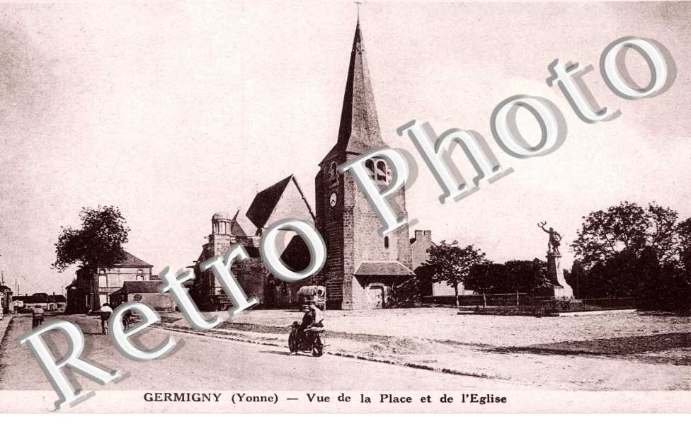 Vue de la place et de l'eglise