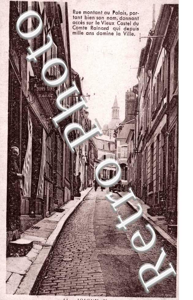 Rue montant au Palais