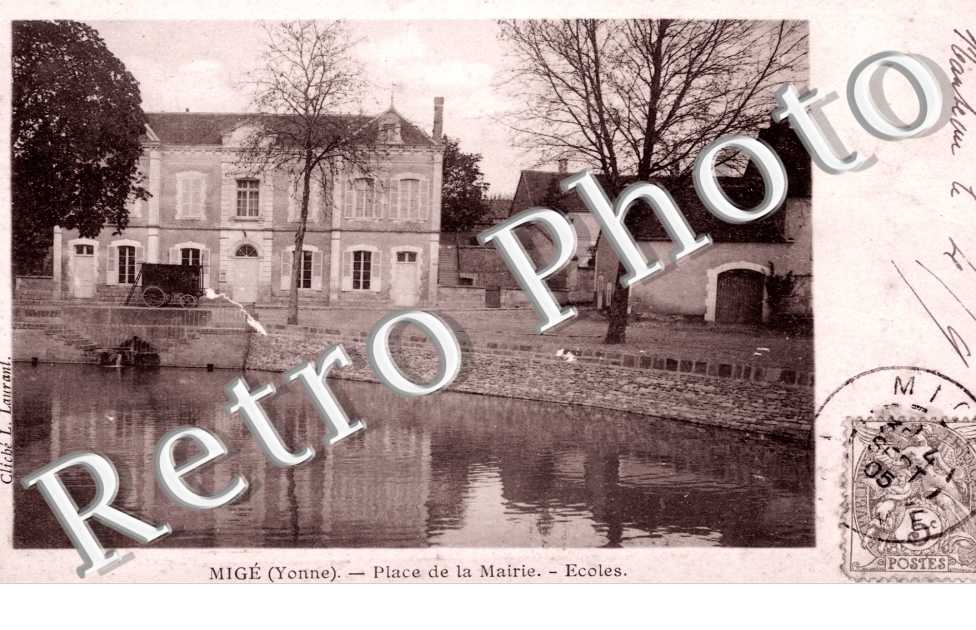 Place de la Mairie, Ecoles