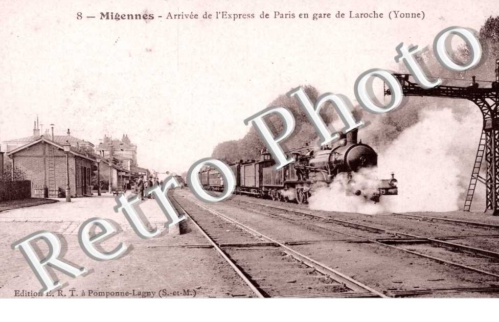 Arrivee de l'Express de Paris en Gare de Laroche