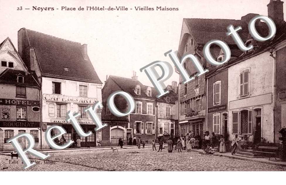Place de l'Hotel-de-Ville, Vieilles Maisons
