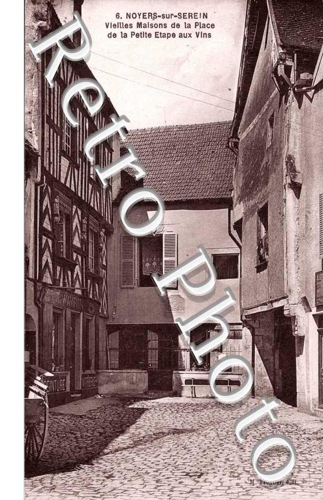 Vieille Maisons de la Place de la Petite Etape aux vins