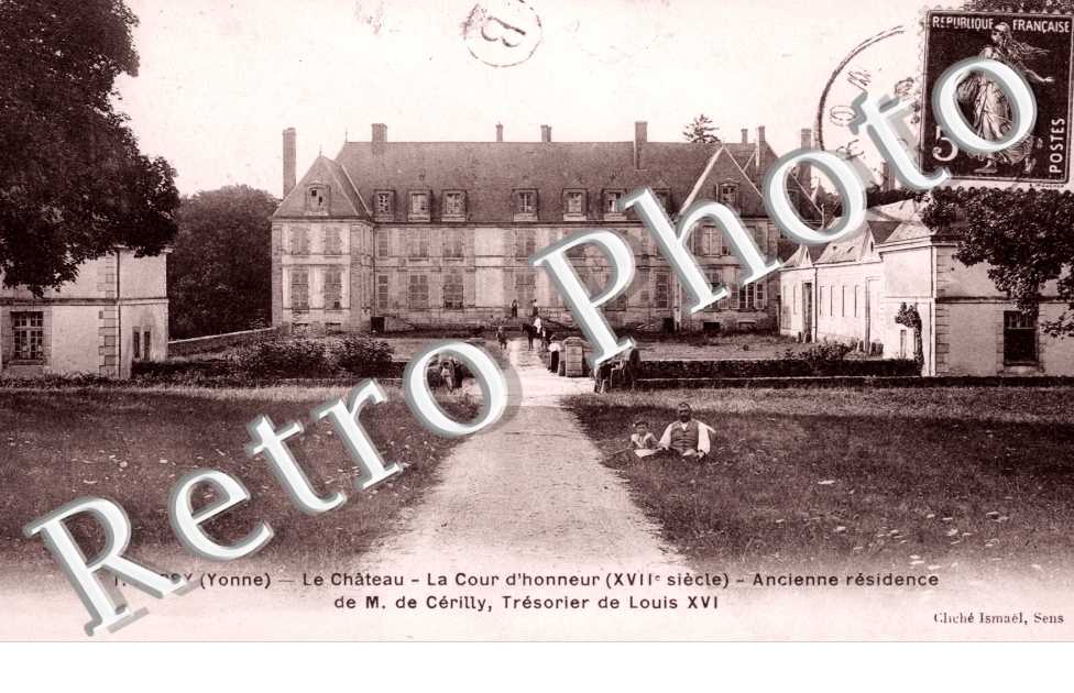 le Chateau, la Cour d'Honneur, Ancienne Residence de Monsieur de Cerilly, Tresorier de Louis XVI