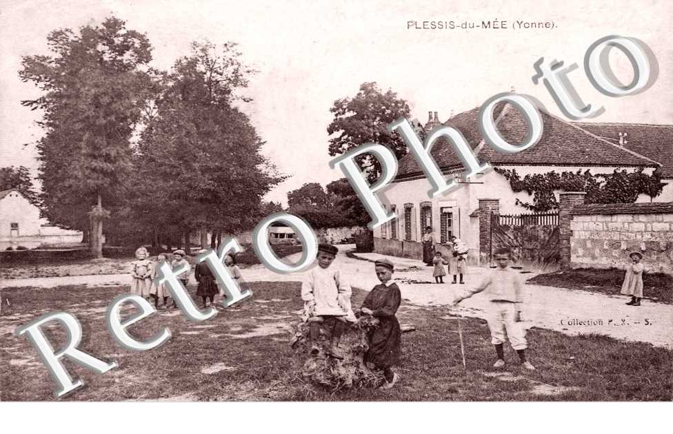 PLESSIS-DU-MEE  Vue interieure, le village anime
