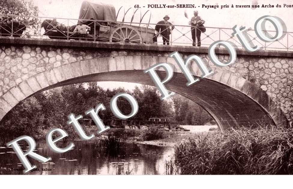 Paysage pris a travers une Arche du Pont