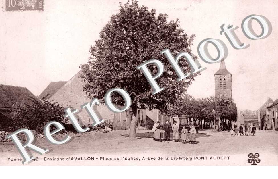 environs d' Avallon, place de l' Eglise, arbre de la liberte