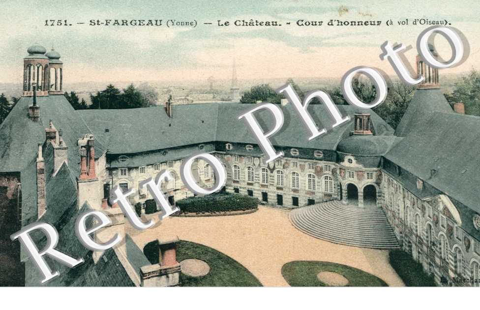 Le Chateau, Cour d'honneur