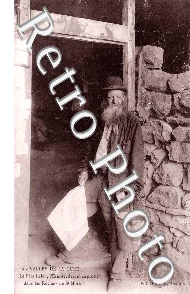 Le Père Leleu - l'Ermite devant sa grotte